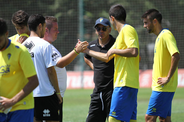 Pepe Bermúdez observa a sus jugadores del Cádiz B / Trekant Media