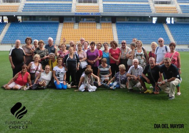 Uno de los grupos que visitaron el Ramón de Carranza en el Día del Mayor/ cadizcf.com