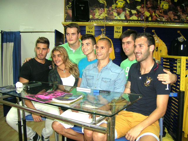 Ricky Alonso, Ceballos y Andrés Sánchez firmando en la Tienda Oficial / cadizcf.com