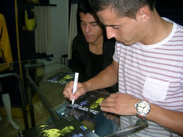 Josete y Mikel Martins firmaron autógrafos / cadizcf.com