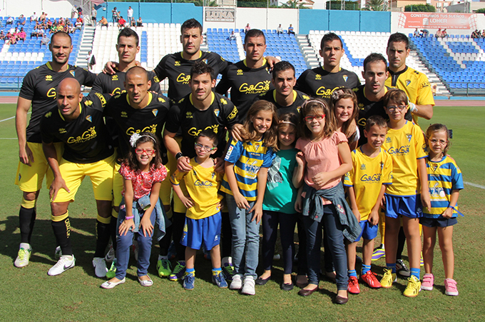 Los pequeños cadistas se fotografiaron con los jugadores del Cádiz en Melilla / melillaesdeporte.es