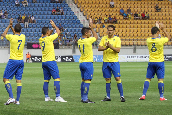 Los jugadores del Cádiz CF saludan a su afición / Trekant Media