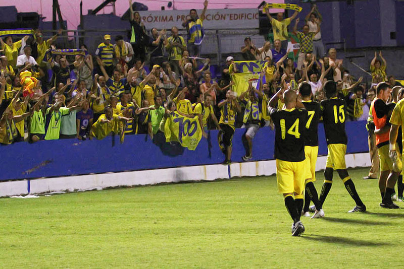 El Cádiz CF celebra con su afición la goleada al Écija Balompié / Trekant Media