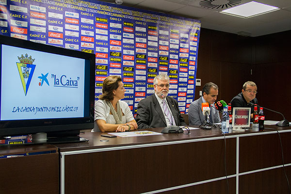 Momento de la firma del acuerdo entre el Cádiz CF y La Caixa / Trekant Media