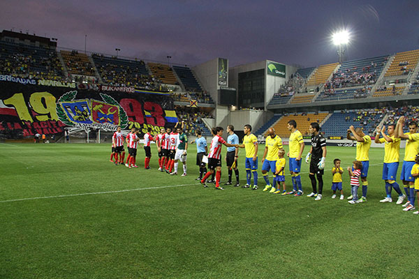 Exhibición del tifo de Brigadas Amarillas y Bukaneros en el Ramón de Carranza / Trekant Media