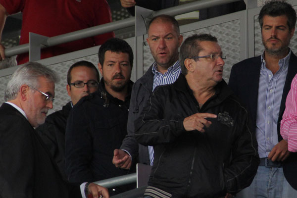 Representantes de Sinergy y el Cádiz CF en el estadio Ciudad de Lucena / Trekant Media