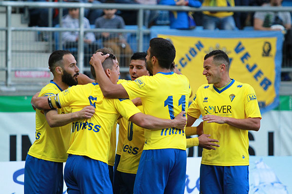 Los jugadores del Cádiz CF celebran un gol en el Ramón de Carranza / Trekant Media