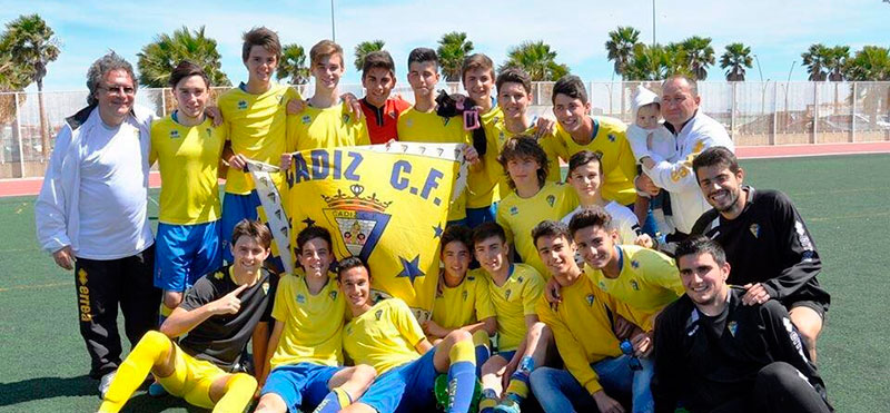 El Balón de Cádiz Cadete celebra el campeonato de liga / Juan Ángel Oliva - lacanteracadiz.com