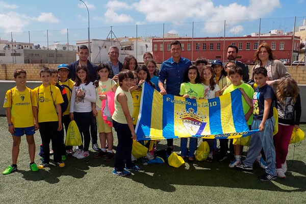 Airam y Tomás, con los pequeños cadistas del CEIP Isabel La Católica de Chiclana / cadizcf.com