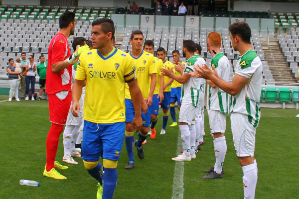 Pasillo del Córdoba B al Cádiz CF en el Nuevo Arcángel / Trekant Media