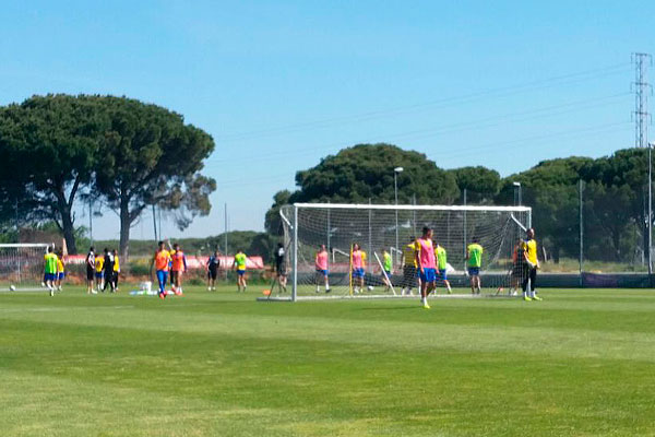 El Cádiz entrena a puerta cerrada / Trekant Media