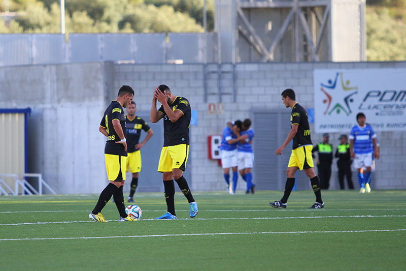 Los jugadores del Cádiz CF se lamentan del segundo gol en Lucena / Trekant Media