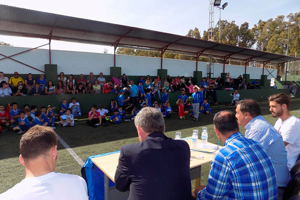 Ricky Alonso y Migue García estuvieron atentiendo a los pequeños cadistas de Barbate / cadizcf.com