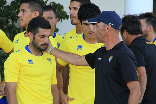 Antonio Calderón anima a Óscar Rubio antes de un partido de pretemporada / Trekant Media