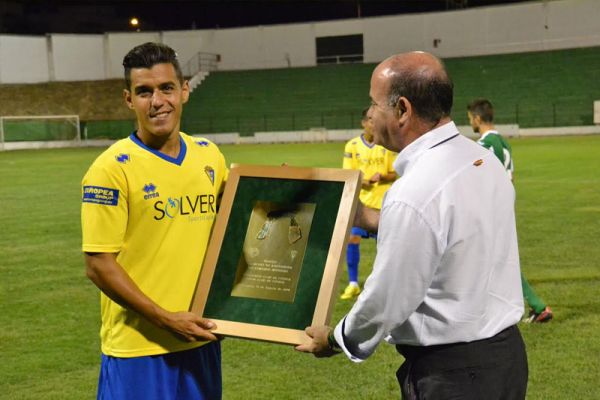 Josete recibe la placa como campeón del 'I Trofeo Dólmenes de Antequera. Patrimonio Mundial' / cadizcf.com