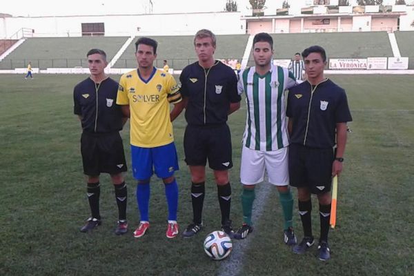 Mantecón, en la foto con los árbitros y capitanes / Antequera CF