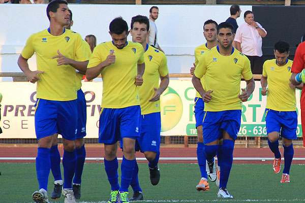 El Cádiz CF con su indumentaria clásica: camiseta amarilla y calzonas y medias azules / Trekant Media