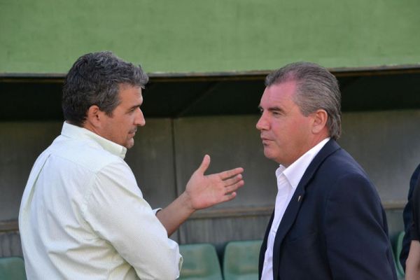 Manuel Vizcaíno conversa con el presidente del Antequera CF / Cádiz CF