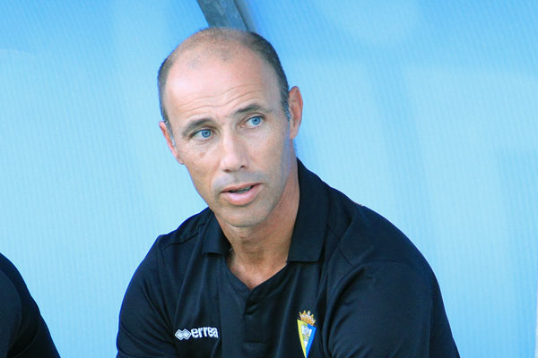 Antonio Calderón en el banquillo del estadio La Victoria / Trekant Media