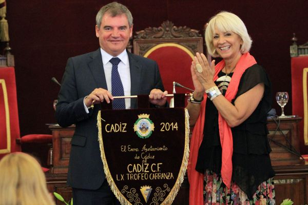 Manuel Vizcaíno recibe el banderín del Cádiz CF del 60º Trofeo Ramón de Carranza / Trekant Media