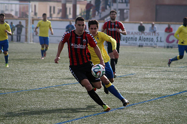 Diego Canty pugna un balón con un jugador del Cabecense / lacanteracadiz.com