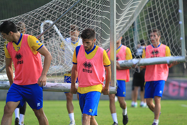 Jugadores del Cádiz CF trasladan una portería de entrenamiento / Trekant Media