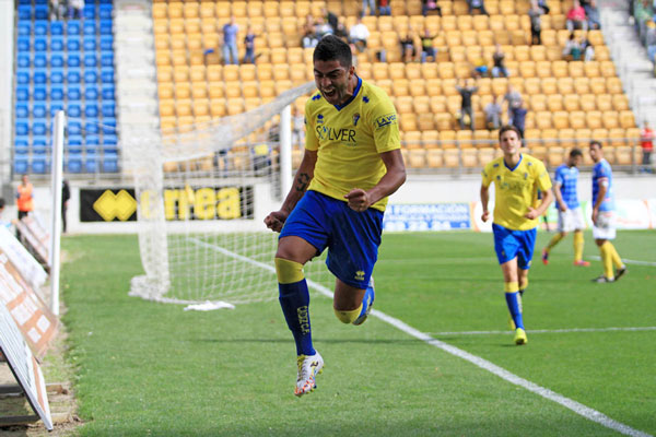 Jona celebra un gol con el Cádiz CF en Carranza / Trekant Media