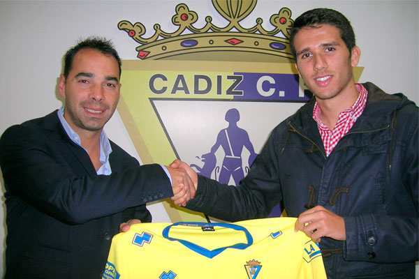 Juampe tras su renovación junto a Jorge Cordero / foto: cadizcf.com