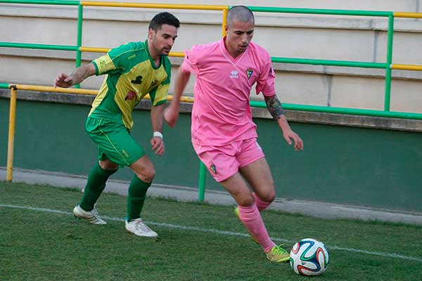 El Cádiz B jugó de rosa entero en Los Barrios. En la foto, José Mari / lacanteracadiz.com