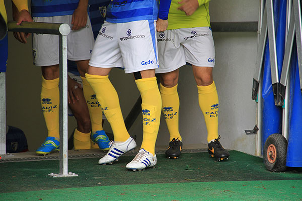 Las medias del Cádiz CF que ayer lució el Lucena CF / Trekant Media