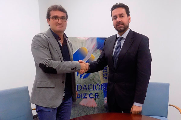 Francisco Arias y Martín José García estrechan la mano / cadizcf.com