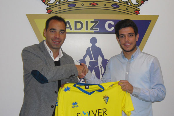 Alberto Quintana tras su renovación / foto: cadizcf.com