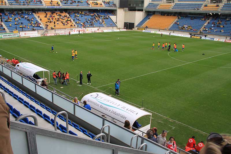 El estadio Ramón de Carranza, con publicidad en vallas y banquillos / Trekant Media