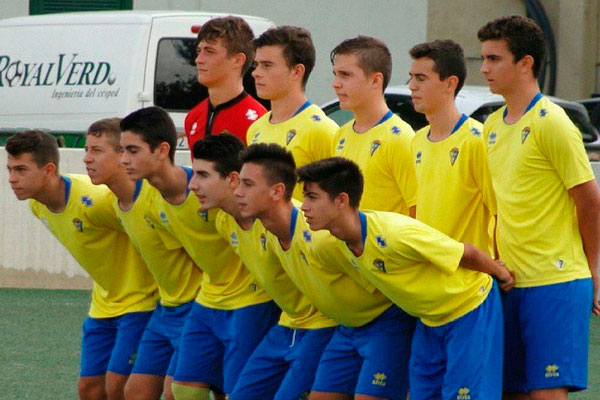 El equipo del Balón de Cádiz CF Cadete A posa antes de un partido / Instagram