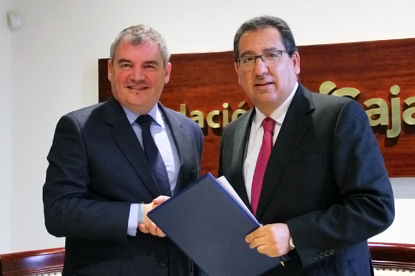 Manuel Vizcaíno y Antonio Pulido firmando el acuerdo / Trekant Media