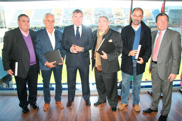 Los cuatro directivos homenajeados durante el Cádiz CF - Arroyo CP / cadizcf.com