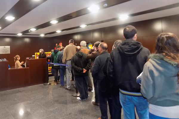 Aficionados adquiriendo las entradas del Cádiz CF - Real Jaén / cadizcf.com