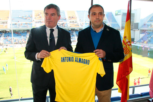 Manuel Vizcaíno le entrega una camiseta al Policía Nacional Antonio Almagro / cadizcf.com