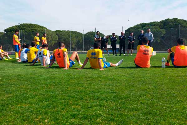 La plantilla atendiendo a la charla / Trekant Media