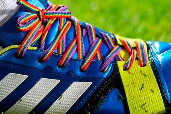 Cordones multicolor de la campaña 'La Liga Arco Iris'