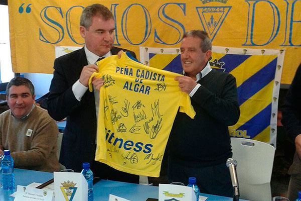 El presidente del Cádiz CF, Manuel Vizcaíno, con el de la Peña de Algar, Custodio Andrade / Miguel A. Vázquez - FPC