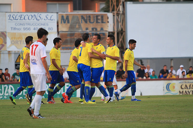 El Cádiz CF celebra un gol en el Municipal de Chiclana / Trekant Media