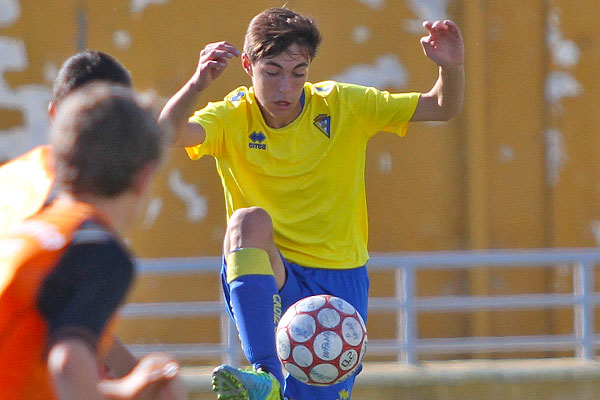 Esteban Caballero, jugando con el Cádiz CF Infantil A / Trekant Media