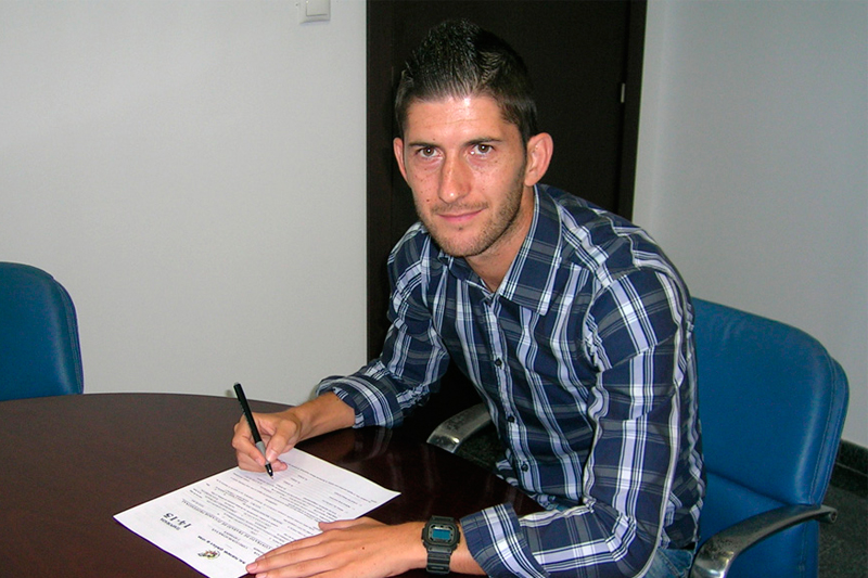 Fran Machado firmando su contrato / foto: cadizcf.com