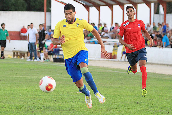 Jona Mejía en el amistoso de pretemporada en Barbate del Cádiz CF / Trekant Media