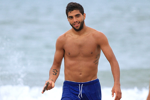 Jona Mejía, en el entrenamiento con el Cádiz CF en la playa de La Victoria / Trekant Media