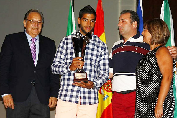 Jona recibió el trofeo Manu de la Paz / RFAF