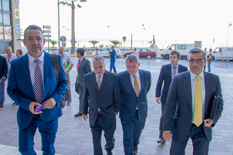 Diego García, Juan José Pina, Manuel Vizcaíno y Luis Sánchez Grimaldi acceden al Hotel Tryp Caleta / Trekant Media