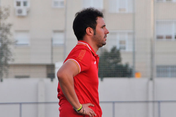 Lolo Rosano, entrenando al Juvenil del San Fernando CD / sanfernandocd.com