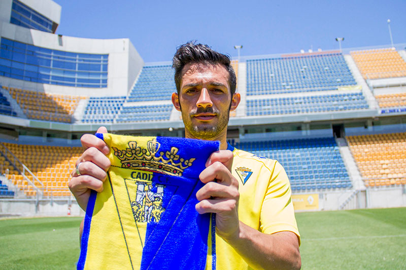 Óscar Rubio en su presentación con el Cádiz CF / Trekant Media